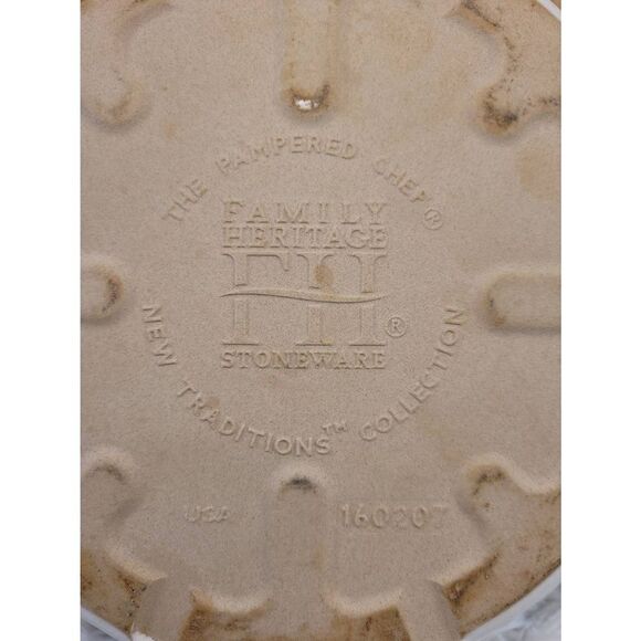 Pampered Chef Vanilla Stoneware Scalloped Pie Plate - Picture 4 of 6